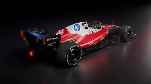 La vista posteriore di tre quarti della Ferrari SF-26, con verniciatura rossa lucida con dettagli bianchi, blu e neri