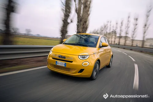 Foto dinamica anteriore della FIAT 500 Hybrid su strada asfaltata