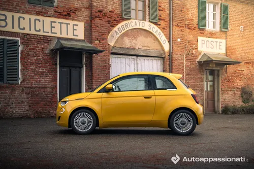 Foto laterale della FIAT 500 Hybrid