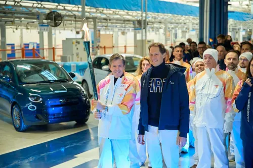 FIATaccendelaFiammaOlimpicaaMirafiori (1)