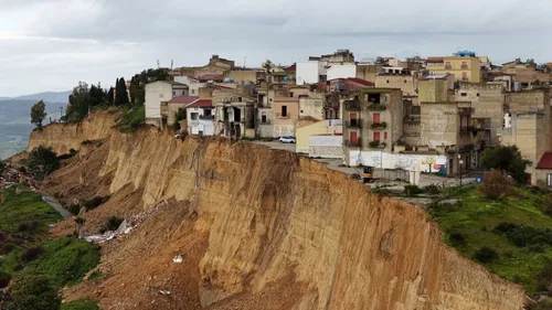 Un dettaglio della frana di Niscemi del gennaio 2026, con focus sulle case rese inagibili dal crollo