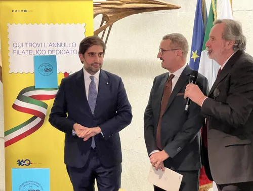 Il Presidente eletto dell'ACI, Geronimo La Russa (a sinistra), insieme ad altri rappresentanti istituzionali durante la presentazione al MAUTO. Sullo sfondo è visibile il banner giallo che indica la postazione dedicata all'annullo filatelico