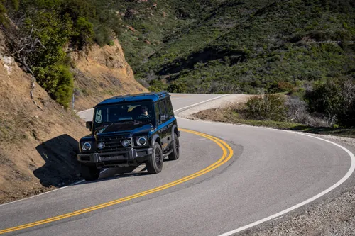 La Ineos Grenadier del 2026 nella versione black edition di colore nero dinamica anteriore