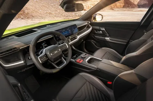 interni della Jeep Compass sedili in pelle, un volante in pelle e un grande display dell'infotainment da 16 pollici