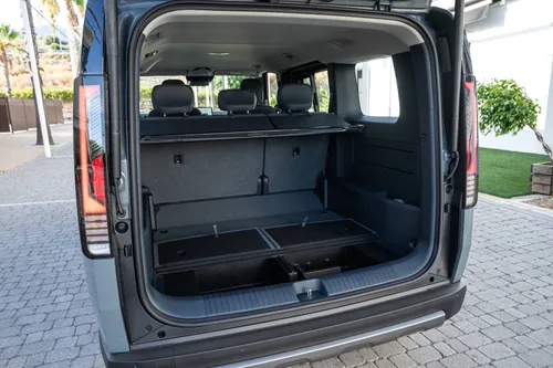 Il bagagliaio della Kia PV5, con capacità di 1.320 litri di capacità