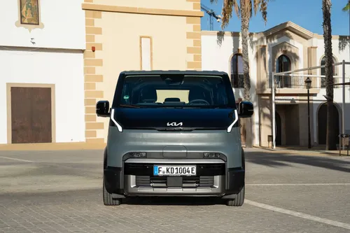 Il frontale della Kia PV5 con verniciatura bicolore grigia e nera e configurazione Passenger