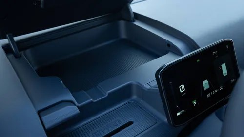 Il comodo vano portaoggetti alla base del parabrezza della Kia PV5