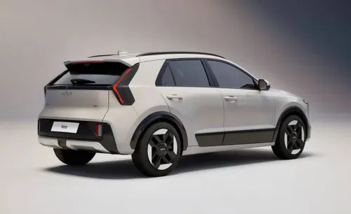 KIA Niro restyling tre quarti posteriori beige su sfondo neutro fanali a sviluppo verticale