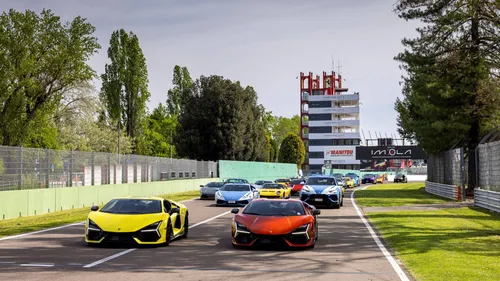 Sul rettilineo della pista di Imola diverse Lamborghini radunate, tra ultimi modelli, revuelto e urus della poloizia