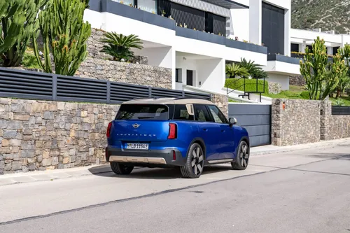 Mini Countryman E posteriore di colore blu