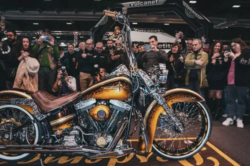 moto custom in stile harley davidson davanti a pubblico