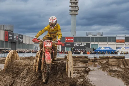 moto da cross che compie evoluzioni sul fango