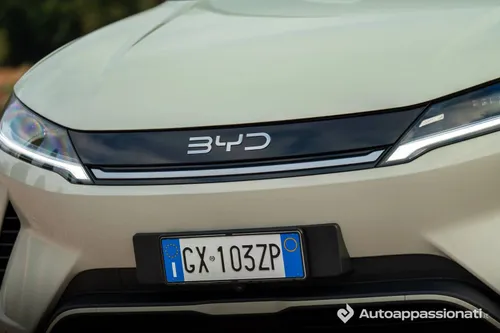 BYD Atto 2__ logo e fari