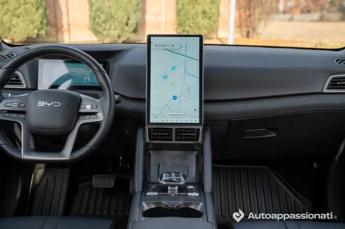 BYD Atto 2__ interni e schermo rotante