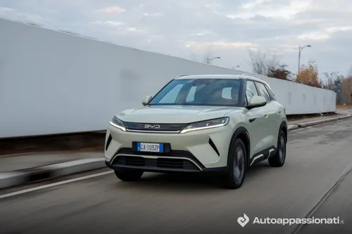 BYD Atto 2__ 3/4 anteriore dinamica