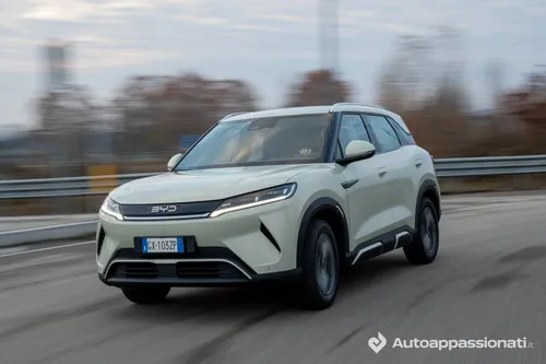 BYD Atto 2__ 3/4 frontale dinamica