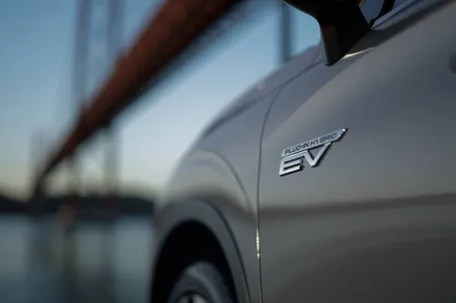 Il badge sulla fiancata della Mitsubishi Outlander identifica la motorizzazione ibrida plug-in (PHEV)
