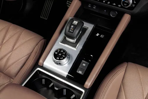 Dal tunnel centrale della nuova Mitsubishi Outlander si possono cambiare le 7 modalità di marcia grazie alla trazione integrale elettrificata