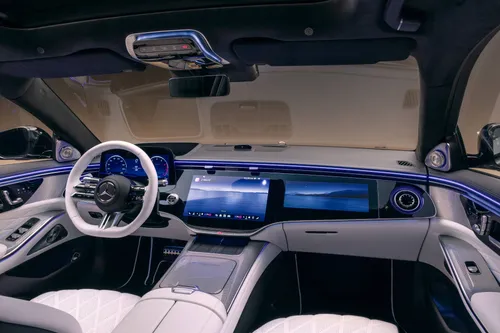 La nuova Mercedes Classe S 2026 nella vista degli interni con volante e infotainment