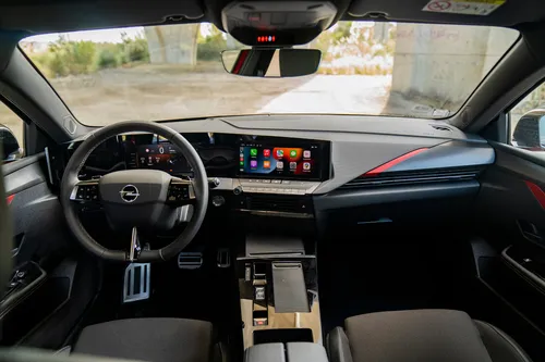 Gli interni della Opel Astra L 2022 in versione GS, con dettagli in rosso e display dell'infotainment con Android auto