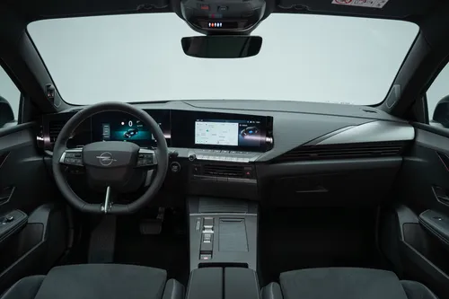 Gli interni della rinnovata Opel Astra 2026, con il nuovo logo Opel sul volante, materiali riciclati e pelle di origine vegetale.