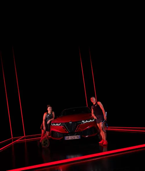 Sara Errani e Jasmine Paolini con dietro una Alfa Romeo tonale