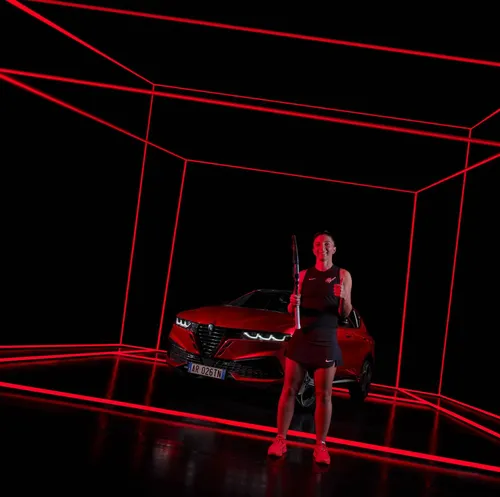 SaraErrani ambassador AlfaRomeo con dietro una alfa romeo tonale