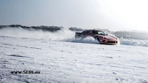 auto sc 01 sul ghiaccio e sulla neve che va veloce