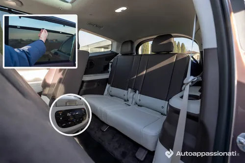 Interni posteriori della Hyundai IONIQ 9: i riquadri di dettaglio mostrano la tendina parasole manuale sui finestrini e il pannello di controllo dedicato al climatizzatore e al riscaldamento dei sedili per i passeggeri posteriori.