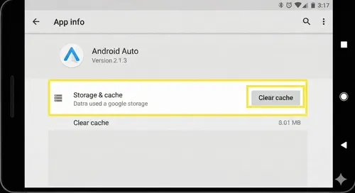 Screenshot della schermata delle impostazioni dell'app Android Auto su smartphone, con il pulsante 'Cancella cache' evidenziato.