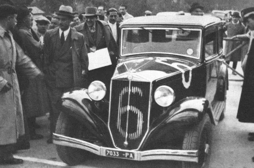 Lancia Augusta con il numero 6 sulla griglia anteriore e targa 7033-PA