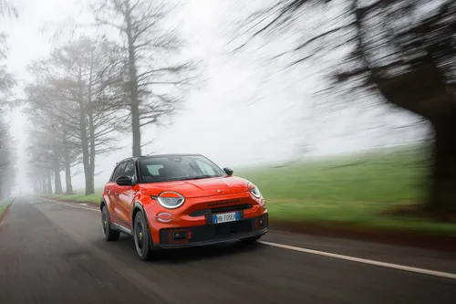 Abarth 600 e competizione di colore arancione dinamica anteriore