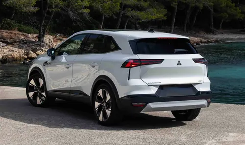 Il posteriore della Mitsubishi Grandis di colore bianco