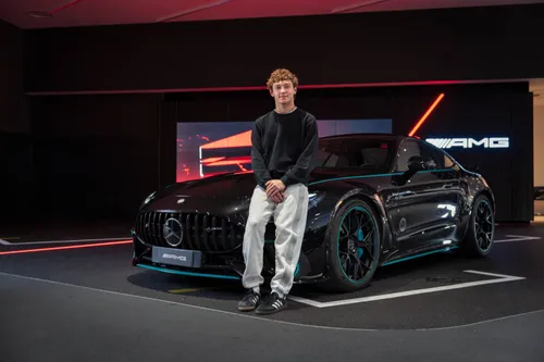 Andrea Kimi Antonelli con la sua nuova amg-gt