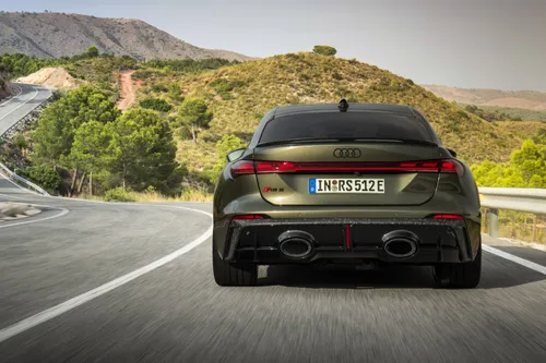 Nuova-Audi-RS5-2026 in versione berlina di colore verde in posizione posteriore dinamica