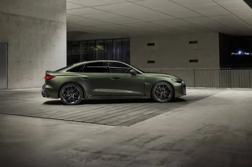 Nuova-Audi-RS5-2026 in versione berlina di colore verde in posizione laterale