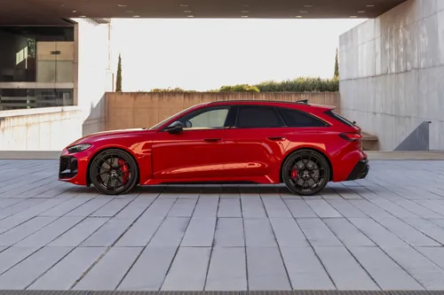 Nuova-Audi-RS5-2026 in posizione laterale dinamica di colore rosso versione avant