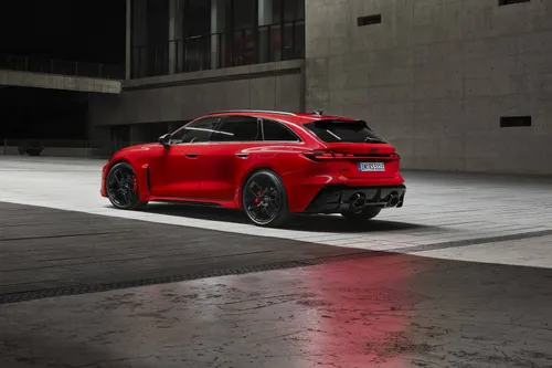 Nuova-Audi-RS5-2026 di colore rosso in versione avant station wagon di posteriore al buio