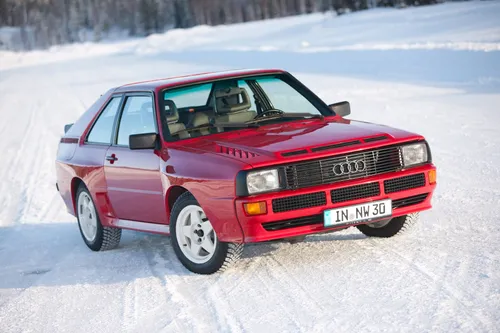 Un esemplare di Audi Sport quattro parcheggiato su un lago innevato e ghiacciato, verniciata di rosso "Tornado Rot"