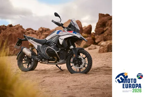 Moto bianca di marca bmw R1300 GS in posizione frontale laterale