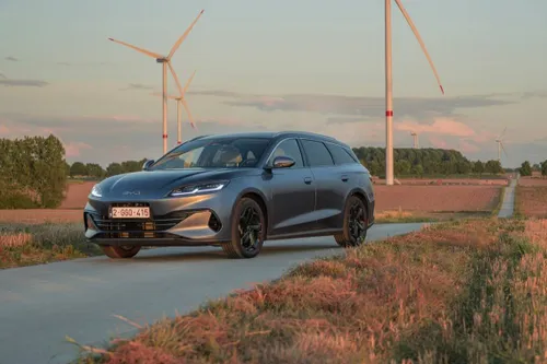 La BYD Seal 6 DM-i Touring con dietro dei mulini a vento