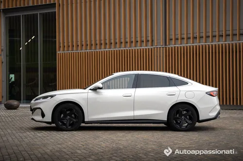 BYD-Seal-6-dm-i-bianca in posizione laterale