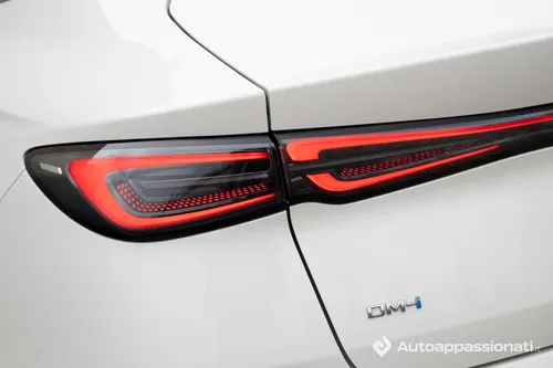 Faro posteriore acceso della BYD-Seal-6-dm-i-bianca