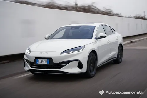 BYD-Seal-6-dm-i-bianca in posizione frontale tre quarti dinamica