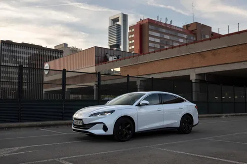 La BYD Seal 6 DM-i bianca