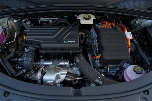 Il motore BYD DM-i ripreso con il cofano aperto