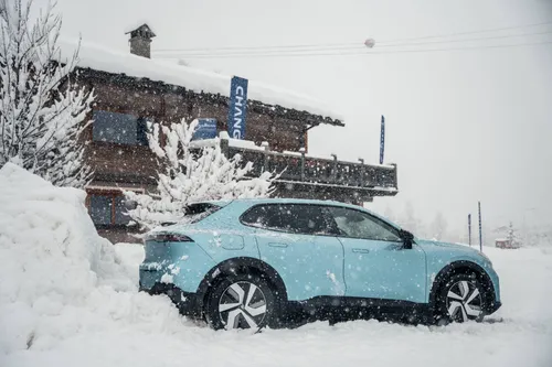 Changan Winter Experience SUV azzurro S05 inquadrato al posteriore sotto la neve