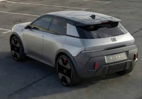 Vista di tre quarti posteriore del render moderno della Fiat Ritmo color argento. Spiccano il design muscoloso, il tetto nero a contrasto, i grandi cerchi aerodinamici e la scritta RITMO sul paraurti