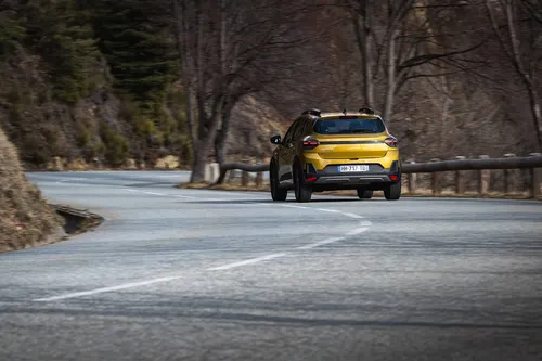 La Dacia Sandero 2026 in versione Stepway impegnata in una curva, fotografata nel posteriore