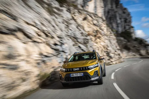La Dacia Sandero 2026 in versione Stepway impegnata in una curva, fotografata dal frontale